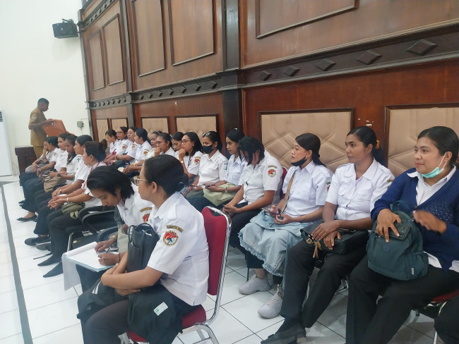 Para tenaga kesehatan PPPK Paruh Waktu mengikuti RDP di DPRD Sikka, Senin (20/4)