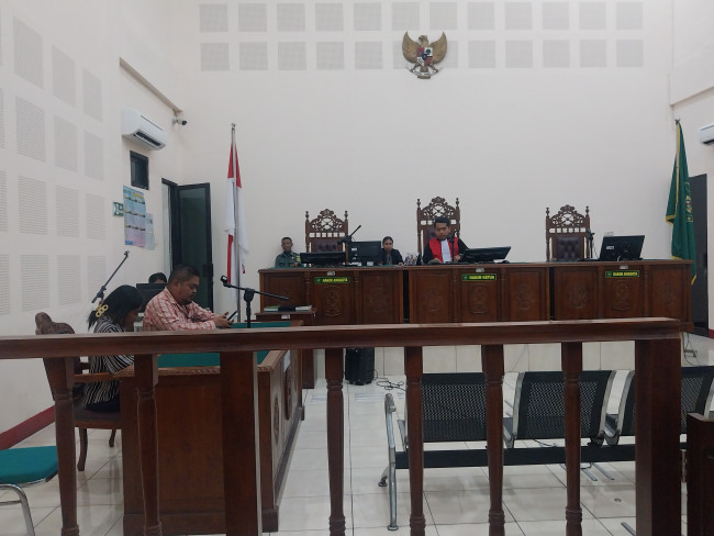 Suasana sidang putusan permohonan praperadilan kasus dugaan TPPO di Eltras Pub Maumere, Selasa (21/4)
