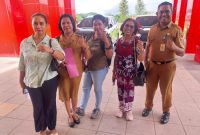 Kadis Nakertrans Sikka Verdinando Lepe bersama Panitia Pelaksana Hari Buruh usai bertemu Bupati Sikka, Selasa (28/4)