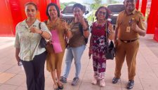 Kadis Nakertrans Sikka Verdinando Lepe bersama Panitia Pelaksana Hari Buruh usai bertemu Bupati Sikka, Selasa (28/4)