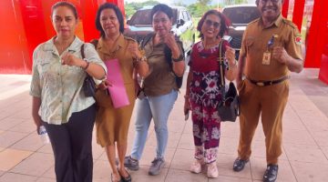 Kadis Nakertrans Sikka Verdinando Lepe bersama Panitia Pelaksana Hari Buruh usai bertemu Bupati Sikka, Selasa (28/4)