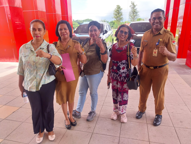 Kadis Nakertrans Sikka Verdinando Lepe bersama Panitia Pelaksana Hari Buruh usai bertemu Bupati Sikka, Selasa (28/4)