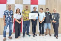 Kepala BRI Cabang Maumere menyerahkan simbolis pembayaran klaim asuransi Davestera, Kamis (2/4)