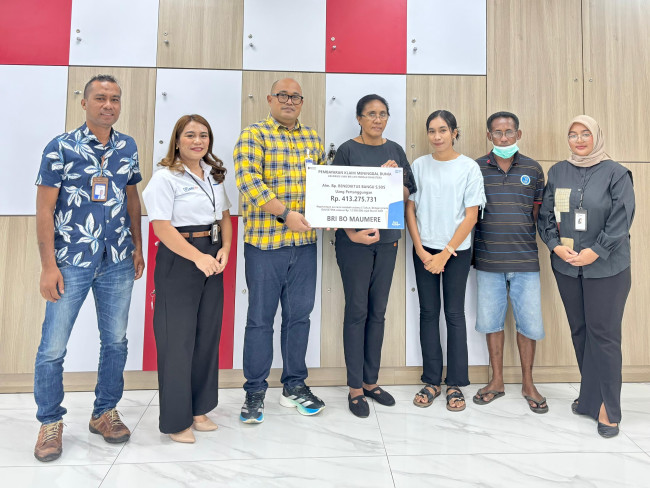 Kepala BRI Cabang Maumere menyerahkan simbolis pembayaran klaim asuransi Davestera, Kamis (2/4)