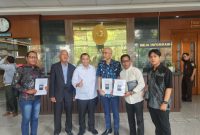 Stefanus Roy Rening (baju putih) pose bersama sejumlah pengacara usai mendaftar
Permohonan PK di Pengadilan Negeri Jakarta Pusat, Senin (6/4)
