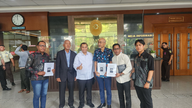 Stefanus Roy Rening (baju putih) pose bersama sejumlah pengacara usai mendaftar
Permohonan PK di Pengadilan Negeri Jakarta Pusat, Senin (6/4)