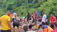 Masyarakat gotong royong memperbaiki ruas jalan Tanangalu-Peipenga di Paga, Jumat (10/4) 