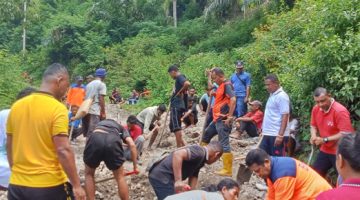 Masyarakat gotong royong memperbaiki ruas jalan Tanangalu-Peipenga di Paga, Jumat (10/4) 
