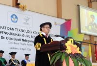 Pater Otto Gusti Ndegong Magung membawakan orasi ilmiah saat pengukuhan Guru Besar Filsafat Politik, Sabtu (18/4)