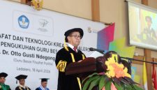 Pater Otto Gusti Ndegong Magung membawakan orasi ilmiah saat pengukuhan Guru Besar Filsafat Politik, Sabtu (18/4)