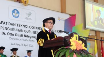 Pater Otto Gusti Ndegong Magung membawakan orasi ilmiah saat pengukuhan Guru Besar Filsafat Politik, Sabtu (18/4)