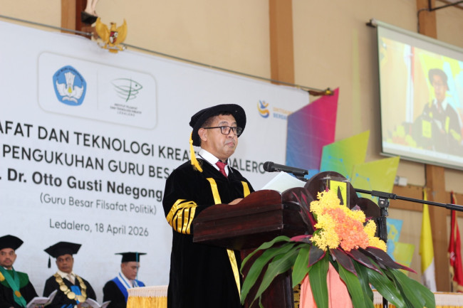 Pater Otto Gusti Ndegong Magung membawakan orasi ilmiah saat pengukuhan Guru Besar Filsafat Politik, Sabtu (18/4)