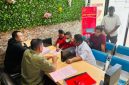 Penyidik Reskrim Polres Sikka menyerahkan tersangka dan barang bukti kasus pembunuhan STN alias Noni, Senin (20/4)