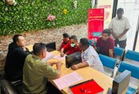 Penyidik Reskrim Polres Sikka menyerahkan tersangka dan barang bukti kasus pembunuhan STN alias Noni, Senin (20/4)