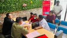 Penyidik Reskrim Polres Sikka menyerahkan tersangka dan barang bukti kasus pembunuhan STN alias Noni, Senin (20/4)