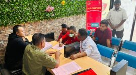 Penyidik Reskrim Polres Sikka menyerahkan tersangka dan barang bukti kasus pembunuhan STN alias Noni, Senin (20/4)