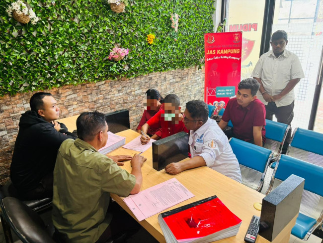 Penyidik Reskrim Polres Sikka menyerahkan tersangka dan barang bukti kasus pembunuhan STN alias Noni, Senin (20/4)