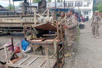 Pembongkaran lapak pedagang di eks Pasar Geliting, Senin (27/4)