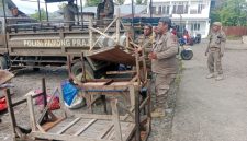 Pembongkaran lapak pedagang di eks Pasar Geliting, Senin (27/4)