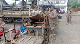 Pembongkaran lapak pedagang di eks Pasar Geliting, Senin (27/4)