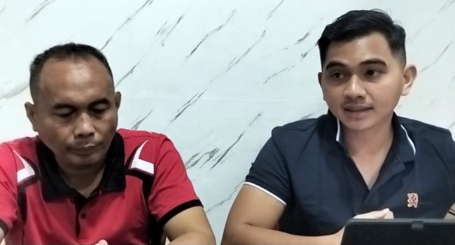 Kasat Reskrim Polrea Sikka Iptu Reinhard Dionisius Siga (baju hitam)
