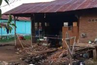 Salah satu rumah di Desa Terong Adonara Timur mengalami rusak berat akibat gempa yang terjadi Kamis (9/4) dinihari