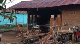 Salah satu rumah di Desa Terong Adonara Timur mengalami rusak berat akibat gempa yang terjadi Kamis (9/4) dinihari
