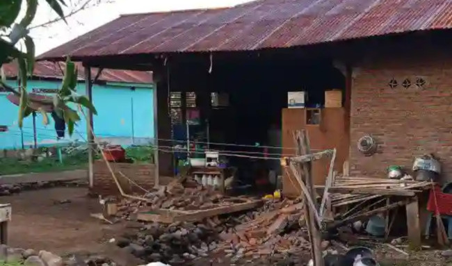 Salah satu rumah di Desa Terong Adonara Timur mengalami rusak berat akibat gempa yang terjadi Kamis (9/4) dinihari