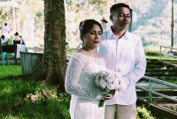Salah satu pose foto prewedding YA bersama tunangannya 