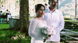 Salah satu pose foto prewedding YA bersama tunangannya 