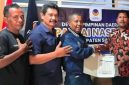 Penyerahan bantuan 100 sak semen secara simbolis kepada Kepala Desa Gera, Kamis (23/4)