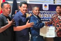 Penyerahan bantuan 100 sak semen secara simbolis kepada Kepala Desa Gera, Kamis (23/4)