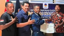 Penyerahan bantuan 100 sak semen secara simbolis kepada Kepala Desa Gera, Kamis (23/4)