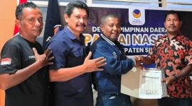 Penyerahan bantuan 100 sak semen secara simbolis kepada Kepala Desa Gera, Kamis (23/4)