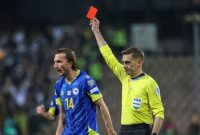 Wasit Clement Turpin memberikan kartu merah kepada Alessandro Bastoni dalam laga final playoff kualifikasi Piala Dunia antara Bosnia Herzegovina dan Italia di Zenica, Rabu (1/4) dinihari WIB