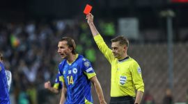 Wasit Clement Turpin memberikan kartu merah kepada Alessandro Bastoni dalam laga final playoff kualifikasi Piala Dunia antara Bosnia Herzegovina dan Italia di Zenica, Rabu (1/4) dinihari WIB