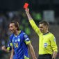 Wasit Clement Turpin memberikan kartu merah kepada Alessandro Bastoni dalam laga final playoff kualifikasi Piala Dunia antara Bosnia Herzegovina dan Italia di Zenica, Rabu (1/4) dinihari WIB