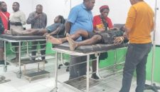 Pastor Dekan Dekanat Moni-Puncak Jaya, Keuskupan Timika RP Yanuarius Yance Yogi Pr saat menjenguk korban di Rumah Sakit Bilogai, Distrik Sugapa, Kabupaten Intan Jaya, Provinsi Papua Tengah, Minggu (17/5)