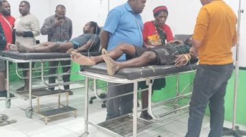 Pastor Dekan Dekanat Moni-Puncak Jaya, Keuskupan Timika RP Yanuarius Yance Yogi Pr saat menjenguk korban di Rumah Sakit Bilogai, Distrik Sugapa, Kabupaten Intan Jaya, Provinsi Papua Tengah, Minggu (17/5)