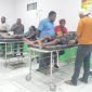 Pastor Dekan Dekanat Moni-Puncak Jaya, Keuskupan Timika RP Yanuarius Yance Yogi Pr saat menjenguk korban di Rumah Sakit Bilogai, Distrik Sugapa, Kabupaten Intan Jaya, Provinsi Papua Tengah, Minggu (17/5)