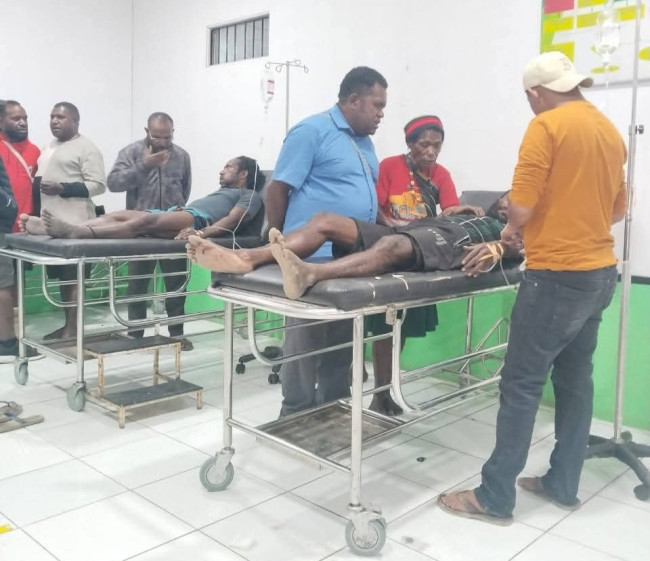 Pastor Dekan Dekanat Moni-Puncak Jaya, Keuskupan Timika RP Yanuarius Yance Yogi Pr saat menjenguk korban di Rumah Sakit Bilogai, Distrik Sugapa, Kabupaten Intan Jaya, Provinsi Papua Tengah, Minggu (17/5)