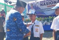 Bupati Sikka Juventus Prima Yoris Kago menyerahkan bantuan paket school kids kepada sejumlah pelajar SMP, Sabtu (2/5)