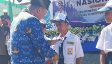 Bupati Sikka Juventus Prima Yoris Kago menyerahkan bantuan paket school kids kepada sejumlah pelajar SMP, Sabtu (2/5)