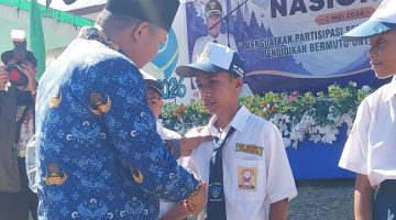 Bupati Sikka Juventus Prima Yoris Kago menyerahkan bantuan paket school kids kepada sejumlah pelajar SMP, Sabtu (2/5)