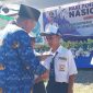 Bupati Sikka Juventus Prima Yoris Kago menyerahkan bantuan paket school kids kepada sejumlah pelajar SMP, Sabtu (2/5)