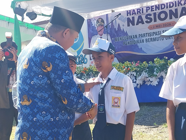 Bupati Sikka Juventus Prima Yoris Kago menyerahkan bantuan paket school kids kepada sejumlah pelajar SMP, Sabtu (2/5)