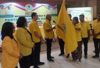 Ketua Terpilih Partai Golkar Sikka Gorgonius Nago Bapa menerima petaka Partai Golkar dalam Musyawarah Daerah XI di Hotel Capa Maumere, Senin (4/5)