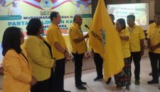 Ketua Terpilih Partai Golkar Sikka Gorgonius Nago Bapa menerima petaka Partai Golkar dalam Musyawarah Daerah XI di Hotel Capa Maumere, Senin (4/5)