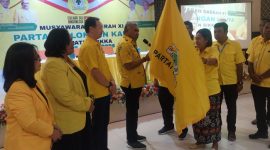 Ketua Terpilih Partai Golkar Sikka Gorgonius Nago Bapa menerima petaka Partai Golkar dalam Musyawarah Daerah XI di Hotel Capa Maumere, Senin (4/5)