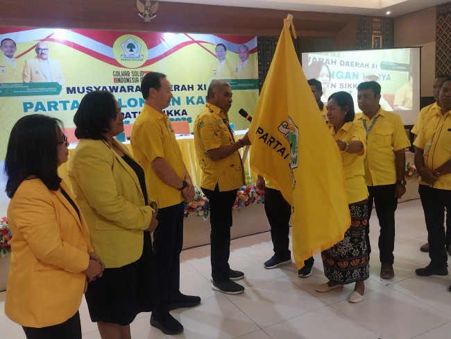 Ketua Terpilih Partai Golkar Sikka Gorgonius Nago Bapa menerima petaka Partai Golkar dalam Musyawarah Daerah XI di Hotel Capa Maumere, Senin (4/5)